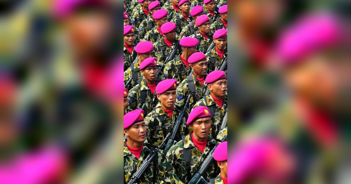 Saking Bersyukur, Ibu Jemput Anaknya Selesai Pendidikan Marinir TNI AL Pakai Gerobak Dagangannya di Pasar