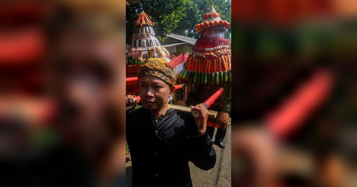 FOTO: Tradisi Sedekah Bumi, Ratusan Warga di Bogor Berebut Gunungan Hasil Panen