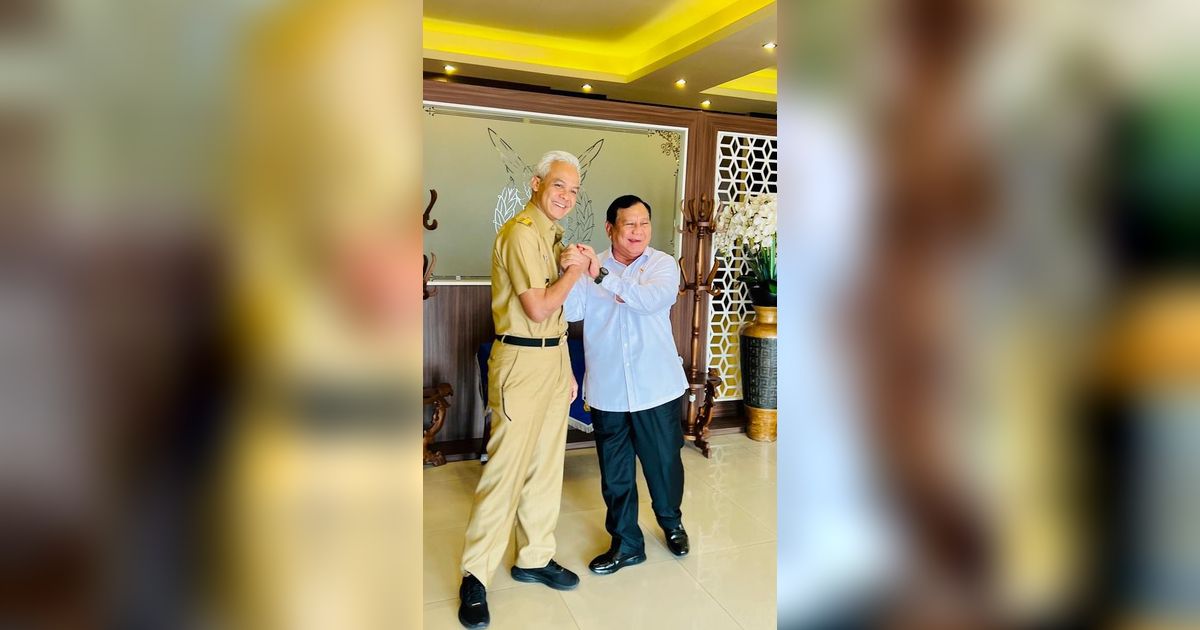 Unggah Foto Jabat Tangan Bareng Prabowo, Ganjar Pranowo: Bapak Pakai Hitam Putih Juga?