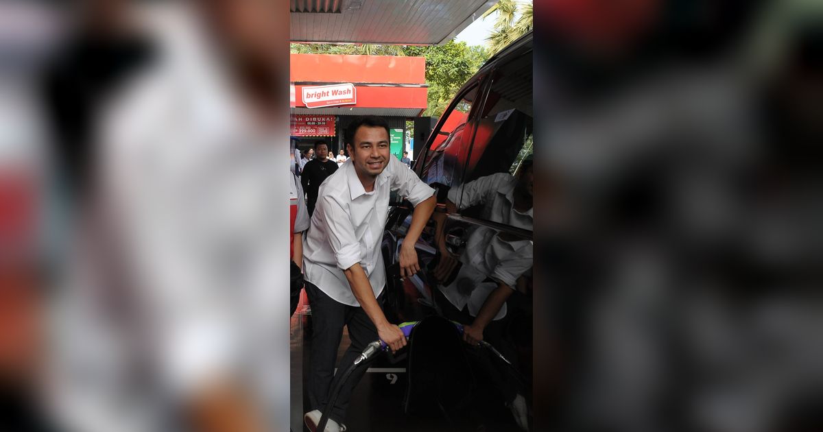 FOTO: Gaya Sultan Raffi Ahmad Isi Bensin Sendiri dan Jadi Pembeli Pertama BBM Pertamax Green 95