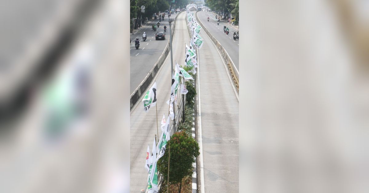 FOTO: Belum Masuk Masa Kampanye, Atribut Partai Politik Mulai Bertebaran dan Merusak Pemandangan Kota Jakarta