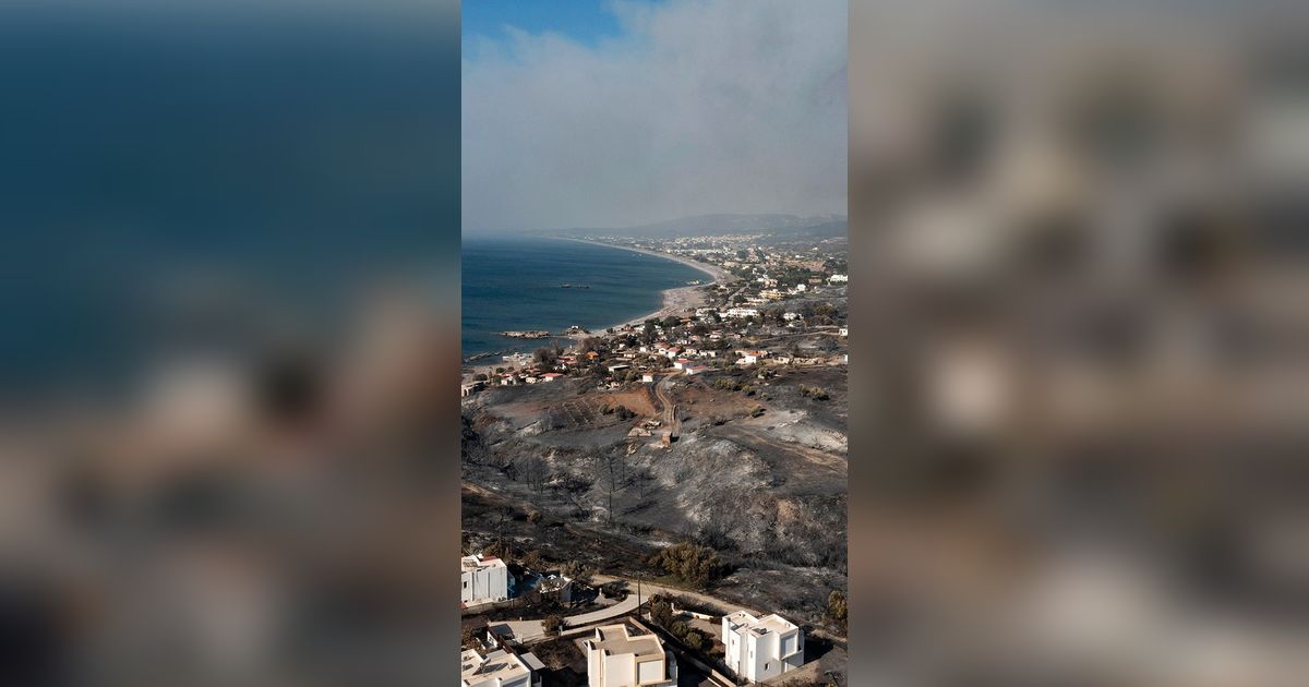 FOTO: Kebakaran Hutan di Yunani Hanguskan Surga Wisata Pulau Rhodes