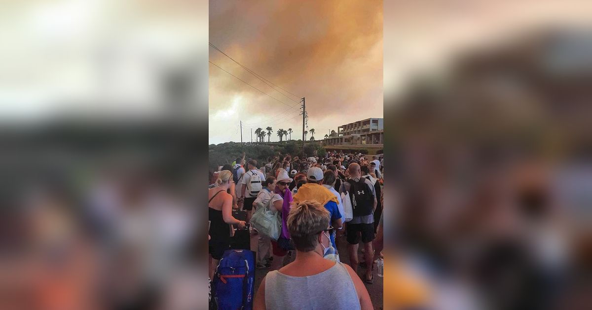 FOTO: Paniknya Turis Saat Kebakaran Hutan Meluas di Pulau Rhodes Yunani, Ramai-Ramai Dievakuasi Pakai Truk