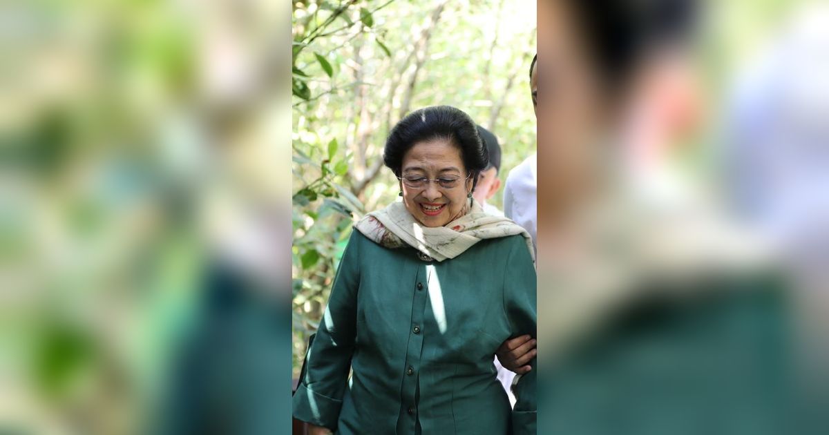 Resmikan Kebun Raya Mangrove di Surabaya, Megawati Disambut Khofifah