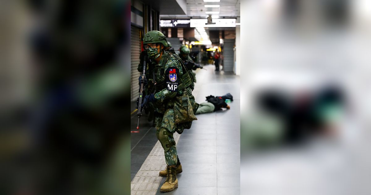 FOTO: Antisipasi Perang dengan China, Militer Taiwan Unjuk Gigi Latihan Tempur di Stasiun Taipei