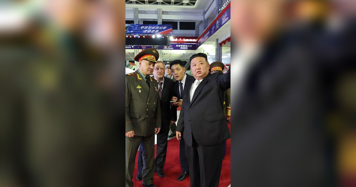 FOTO: Semringah Terima Kunjungan Menhan Rusia, Kim Jong-un Pamer Sederet Alutsista Terbaru di Pyongyang