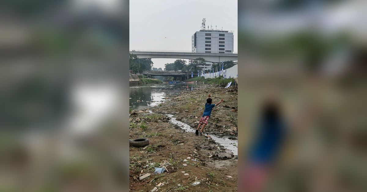 FOTO: Fenomena El Nino Bikin Sungai Ciliwung Nyaris Kering, Kondisinya Banyak Sampah