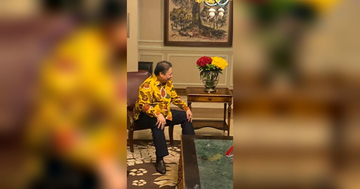 Airlangga Berikan Bunga Politik Merah-Kuning ke Puan Maharani