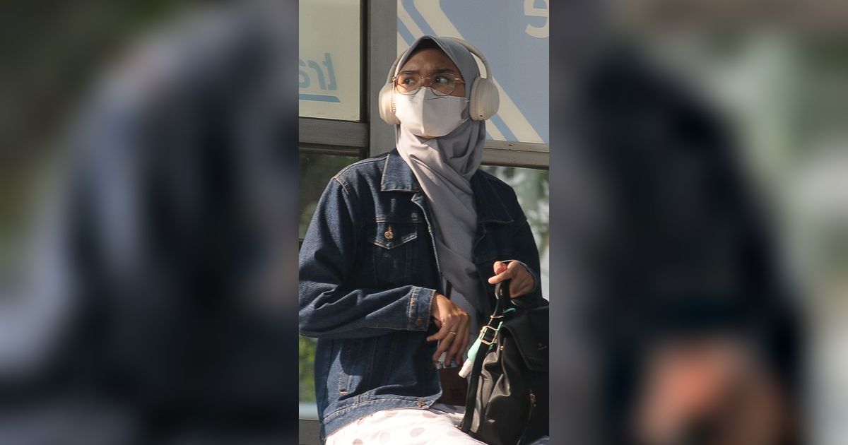 FOTO: Warga Ramai-Ramai Kembali Pakai Masker karena Polusi Buruk Jakarta