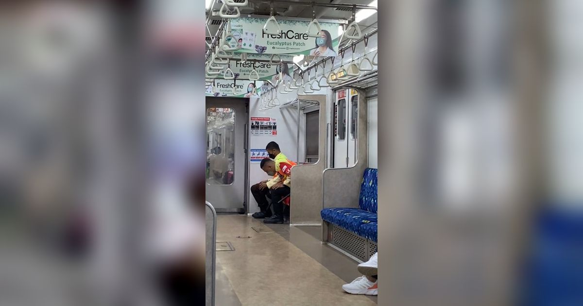 Viral Petugas KRL Salat Sambil Duduk di Kereta, Bikin Respect