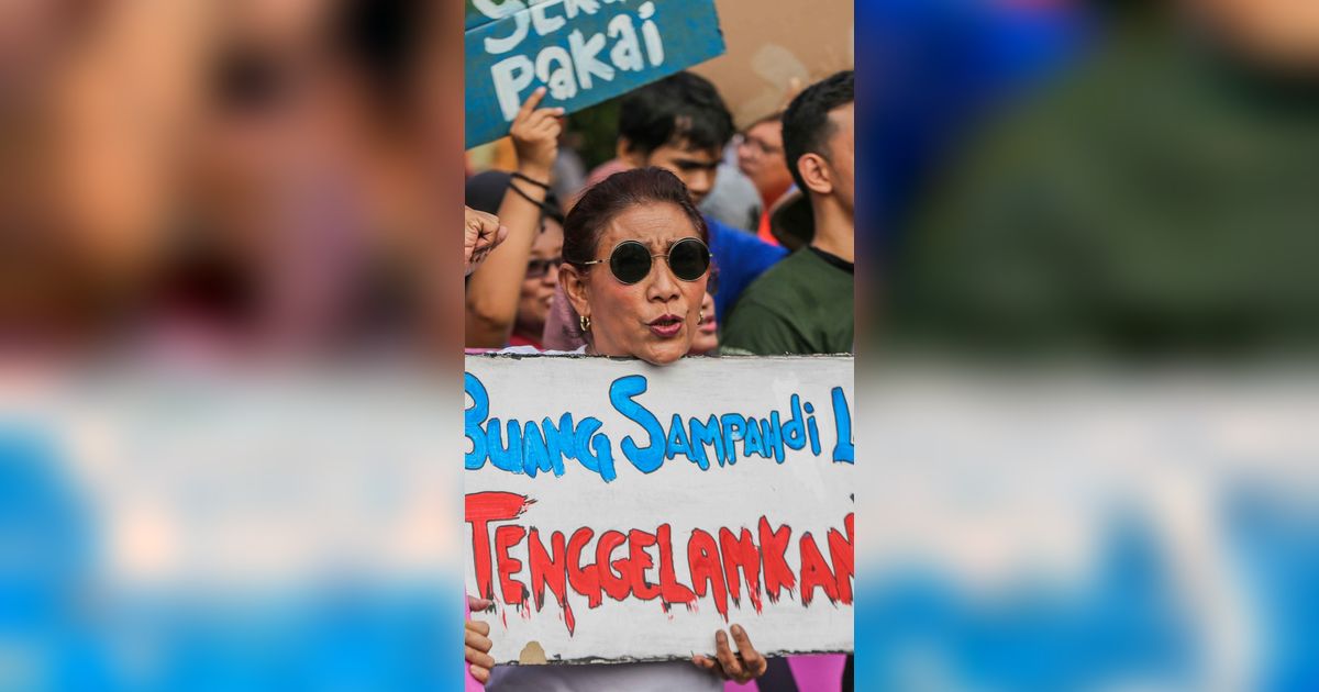 FOTO: Tampil Bak ABG, Susi Pudjiastuti Curi Perhatian Bentangkan Poster Menggegerkan saat Pawai Bebas Plastik di Bundaran HI