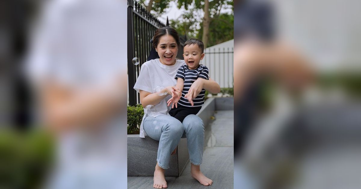 10 Momen Lucu Rayyanza Main Bubble Bareng Mama Nagita, Senyumnya Bikin Meleleh