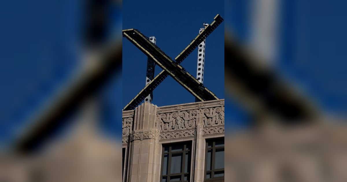 FOTO: Logo 'X' Raksasa Pengganti Twitter Berdiri di Atas Gedung Kantor Pusat di San Francisco