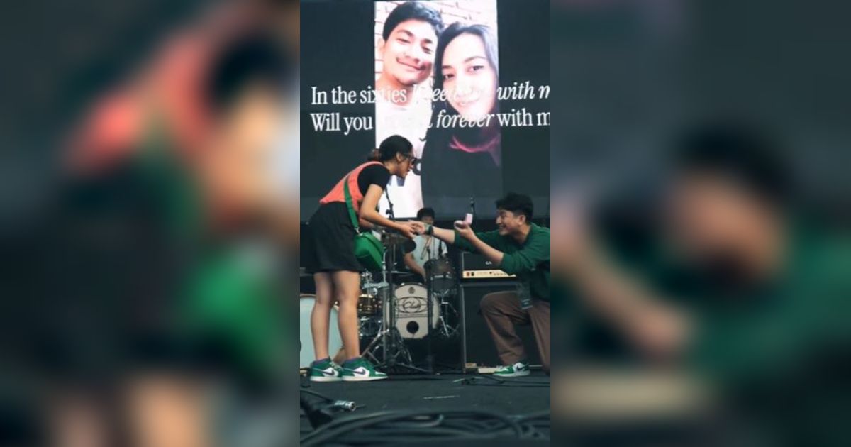 Pria Ini Lamar Kekasihnya di Atas Panggung saat Konser, Romantis Banget