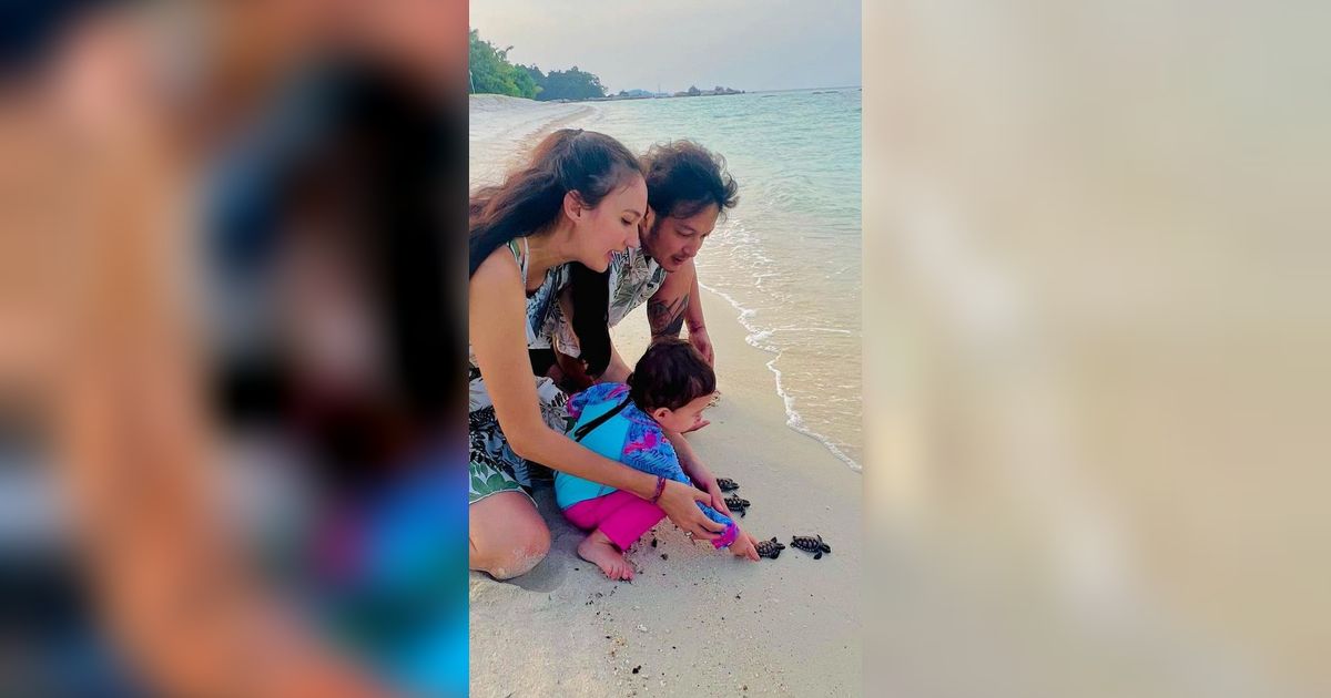 10 Momen Lucu Baby Djiwa Anak Nadine Chandrawinata saat Melepas Tukik ke Laut, Lihat Reaksinya Gemesin Banget!