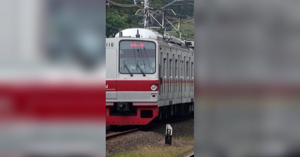 Viral Momen Petugas KRL Salat di Gerbong Kereta, Banjir Pujian