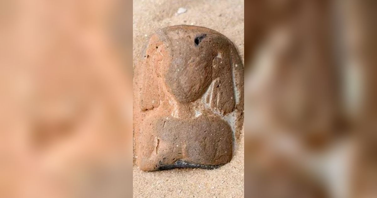 Jalan-Jalan di Pantai, Perempuan Ini Temukan Patung Dewi Mesir yang Disembah di Zaman Firaun