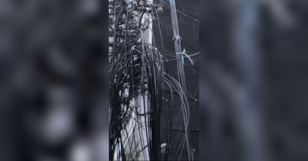 Menjuntai hingga Jerat Leher Pemotor, Kabel Fiber Optik Bali Towerindo di Jalan Antasari Bakal Diputus