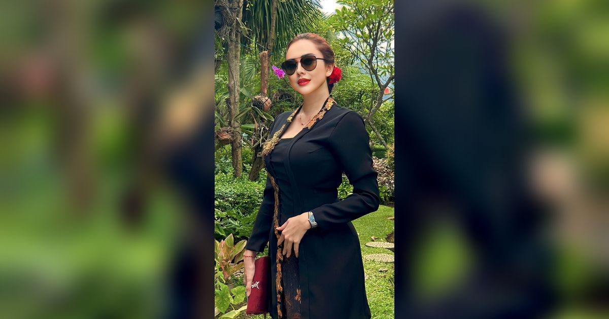 Potret Rumah Mewah Aura Kasih, Punya Satu Ruang dengan Vibes Serasa di Bali