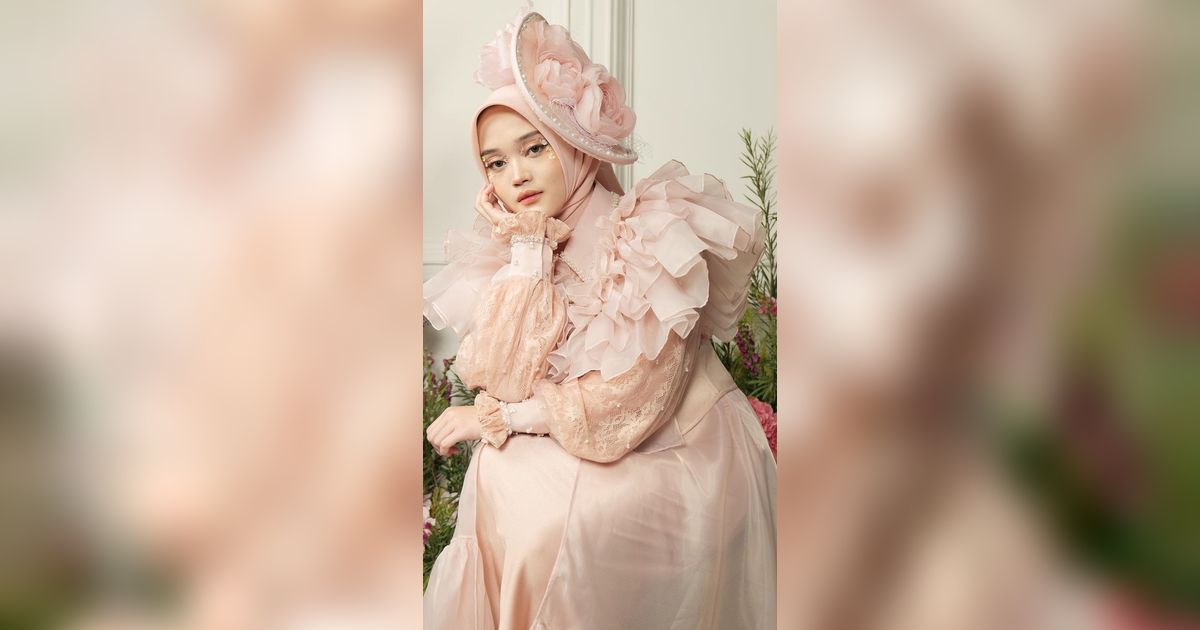 Bernuansa Floral, Ini Potret Cantik Putri Delina di Pemotretan Terbaru