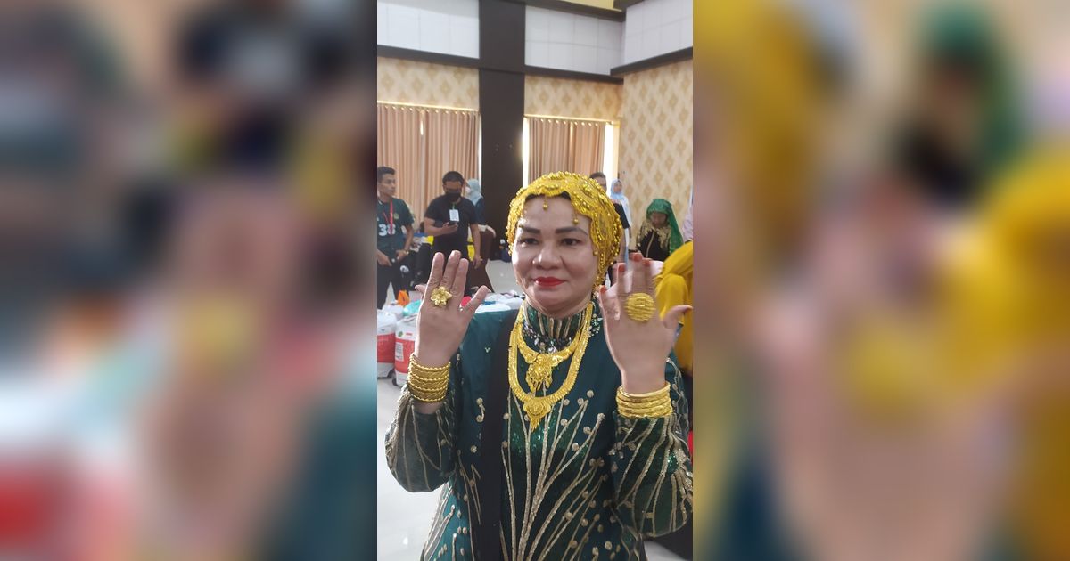 Semringah Jemaah Haji Tiba di Makassar, Tampil Glamor & Berkilau Pakai 180 gram Emas