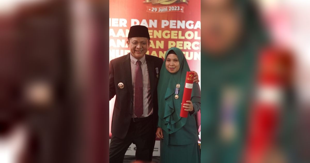 Bupati OKU Timur dan Istri Terima Penghargaan Manggala Karya Kencana dari BKKBN