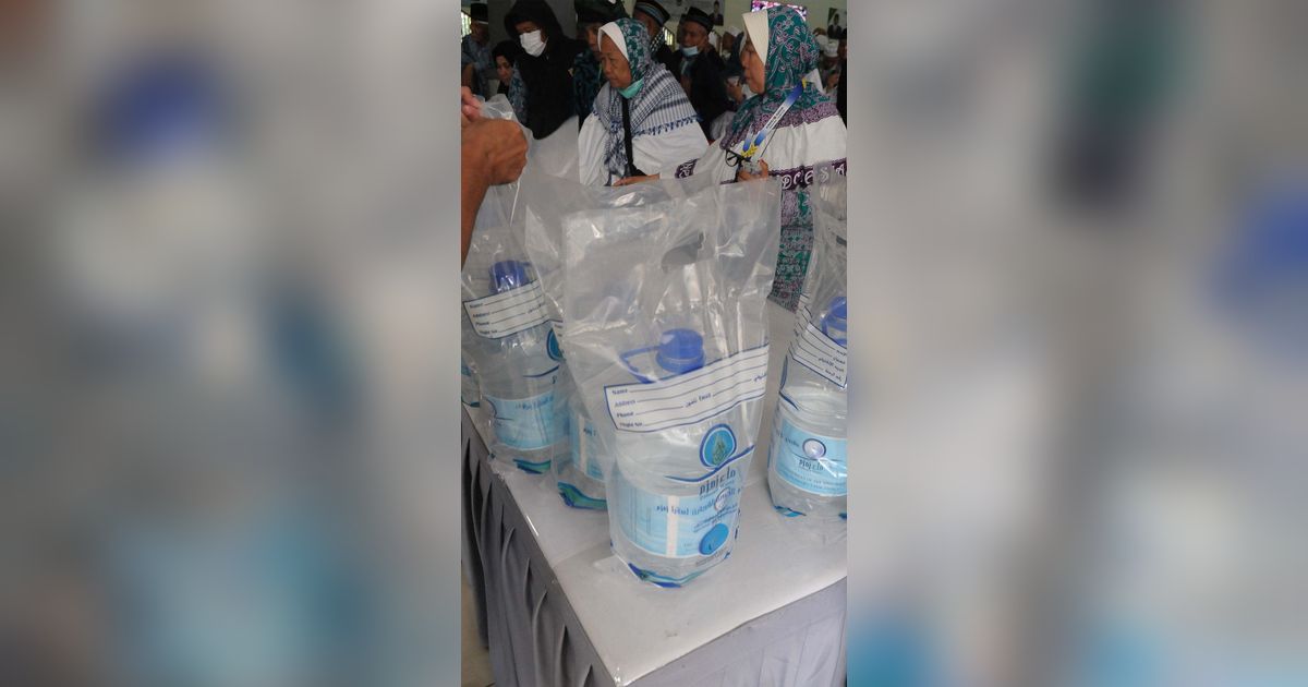 Tiba di Asrama Pondok Gede, Jemaah Haji Dapat Air Zamzam 10 Liter