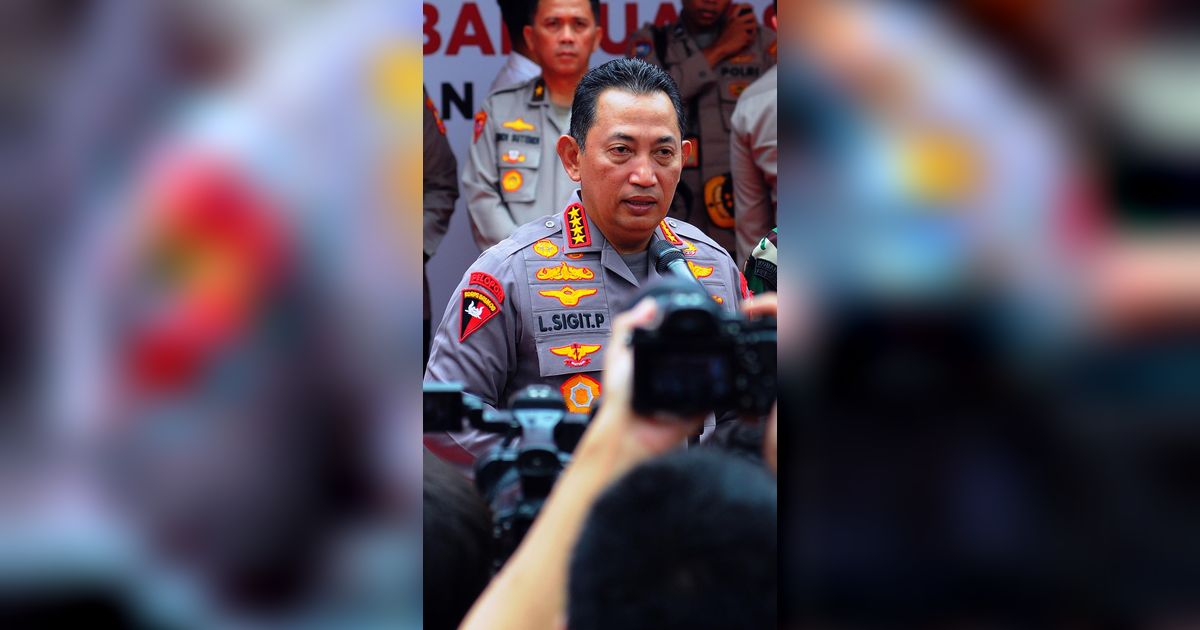 Santunnya Jenderal Sigit ke Anak Buah, Bungkukkan Badan Salami Polisi yang Pakai Tongkat