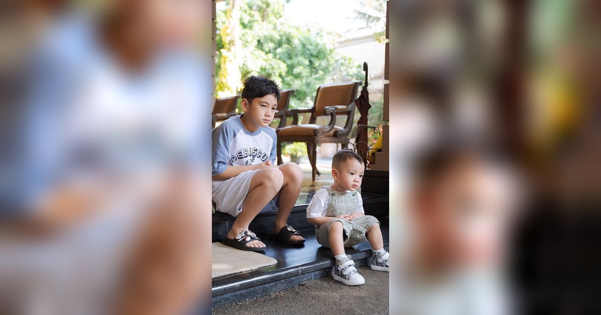 Pose Rafathar & Rayyanza Lagi Melamun Viral, Komentar Warganet Bikin Ngakak