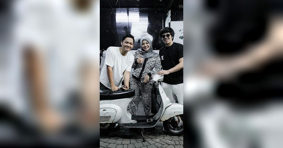 Momen Aurel Beri Surprise Ultah untuk Sang Adik, Hadiahnya Ternyata Motor Impian Azriel