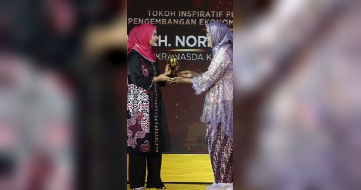 Almarhumah Norbaiti Isran Noor Raih Penghargaan Pegiat Pengembangan Ekonomi Kreatif di Festival 6