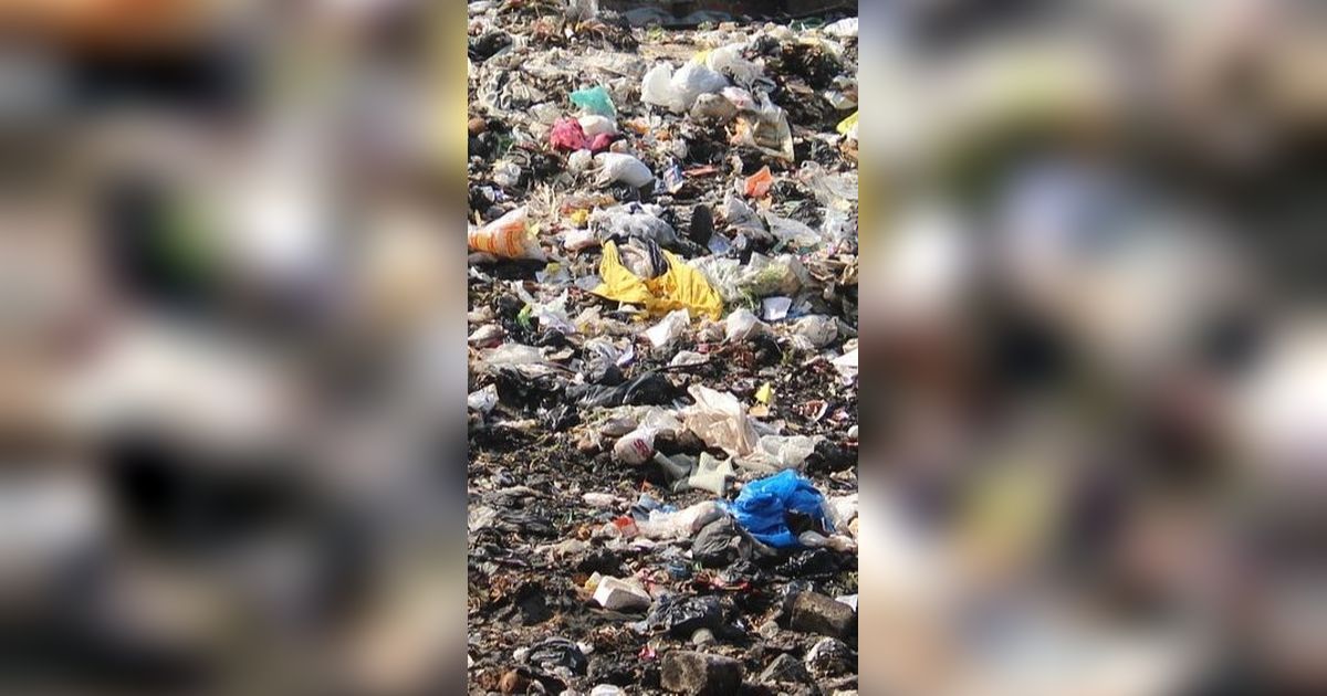 Penampakan Tumpukan Sampah di Tanah Baru Depok, Sampai Tutupi Jalan