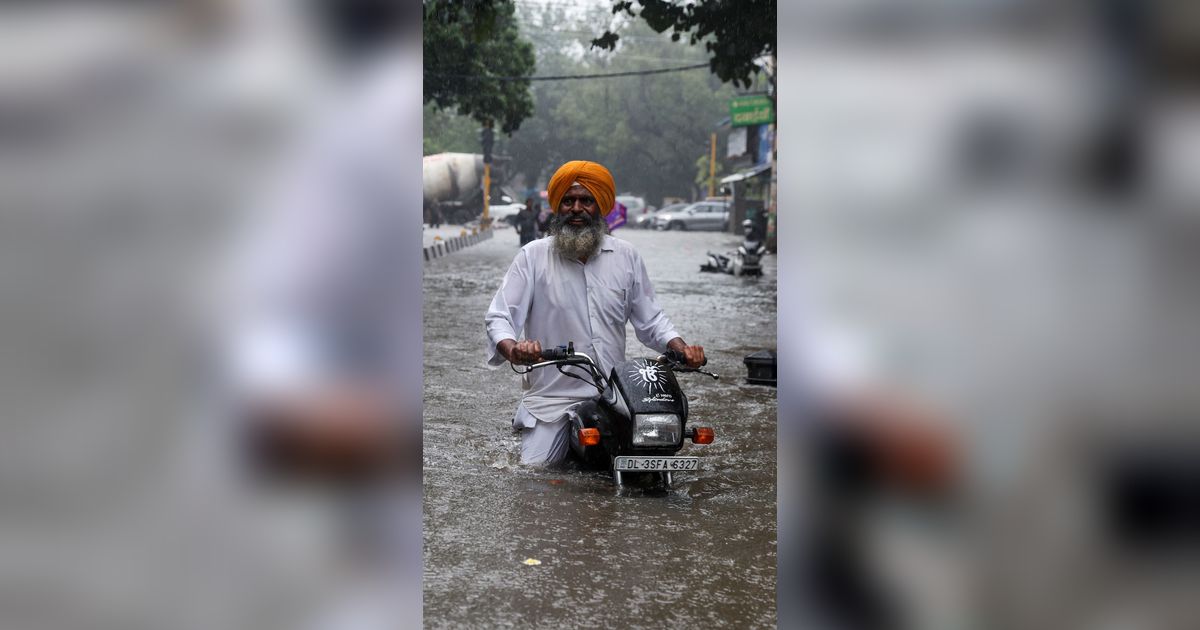 FOTO: Banjir Lumpuhkan New Delhi Usai Dua Hari Diguyur Hujan Lebat, 9 Dilaporkan Tewas