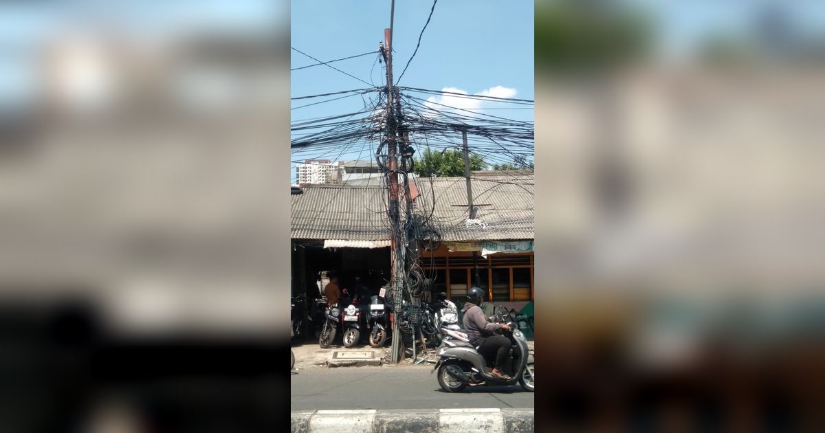 Potret Jalanan Jakarta Terlilit Kabel Semrawut