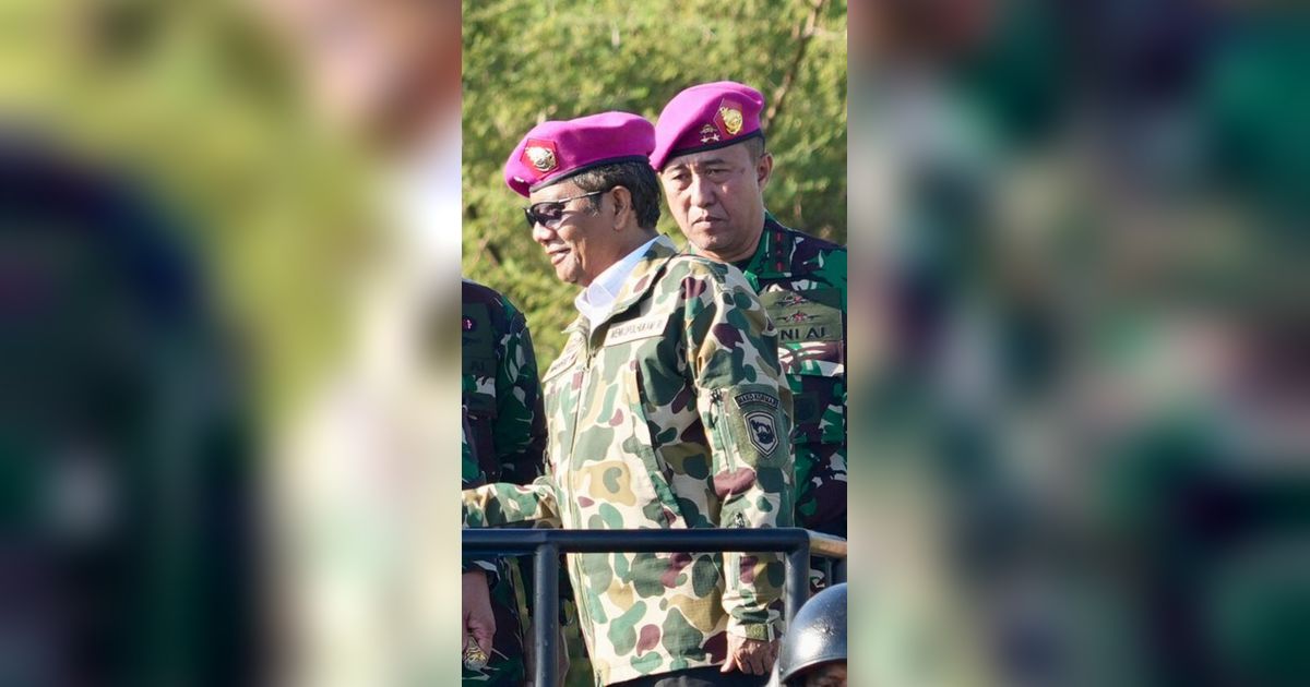 Momen Mahfud MD jadi Tim Intai Amphibi Kenakan Brevet Kehormatan TNI AL