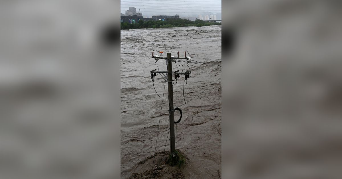 FOTO: Horornya Banjir Akibat Hujan Berhari-hari di China, 11 Orang Tewas dan Puluhan Mobil Hanyut