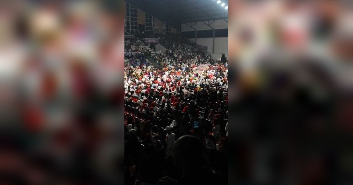 VIDEO: Tak Menyerah, Relawan Jokowi Ngotot Laporkan Rocky Gerung ke Polda Metro