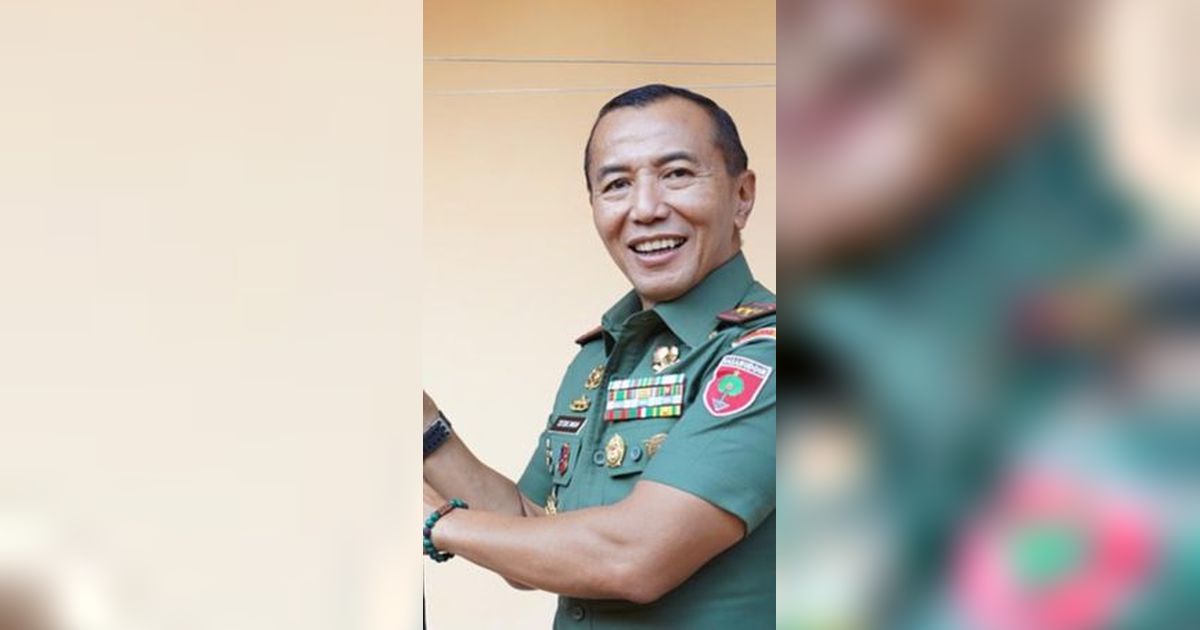 Momen Mayjen TNI Santai Ngopi Bareng Mahasiswa Papua di Mess, Aksinya jadi Sorotan