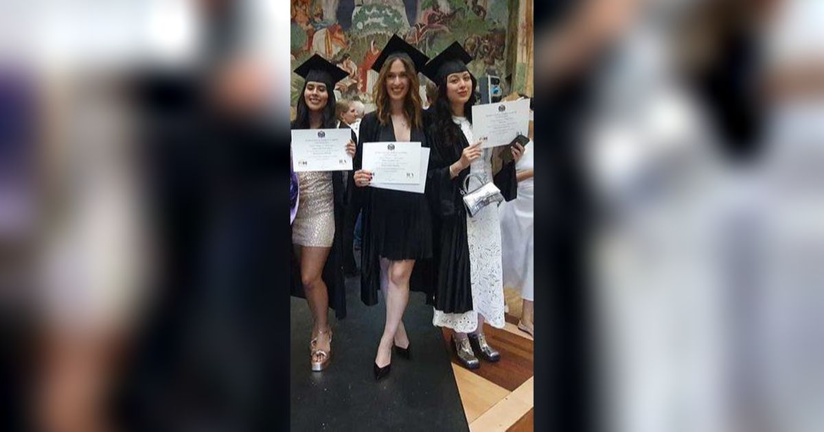 Menyelesaikan Studi dengan Prestasi Gemilang, Inilah 10 Potret Wisuda Niquita, Putri Zarima dan Ferry Juan di Kota Paris