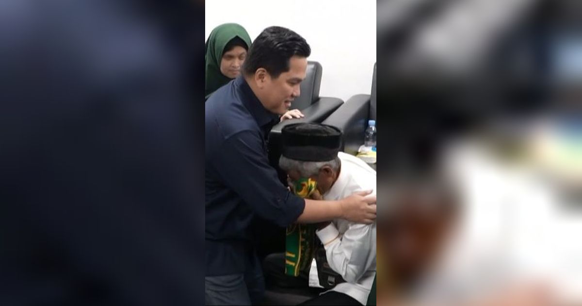 Tangis Haru Ayah Nurlela Sujud ke Erick Thohir Usai Umrah, Sang Menteri Berlutut 'Eh Jangan Pak'