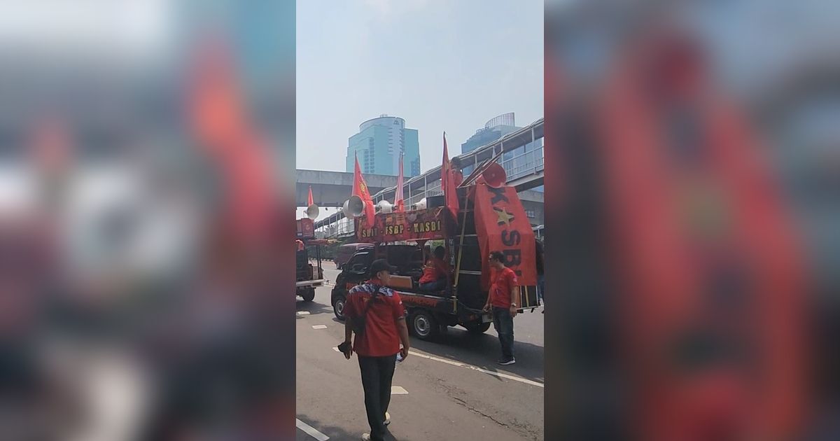 Melintas di Depan Polda Metro, Massa Buruh Bersitegang dengan Polisi: Kami Buruh Pak!