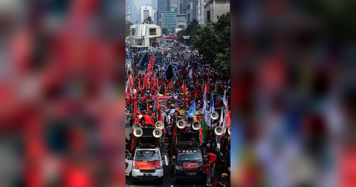 FOTO: Demo Tuntut Omnibus Law Dicabut, Lautan Massa Buruh Padati Jalan MH Thamrin