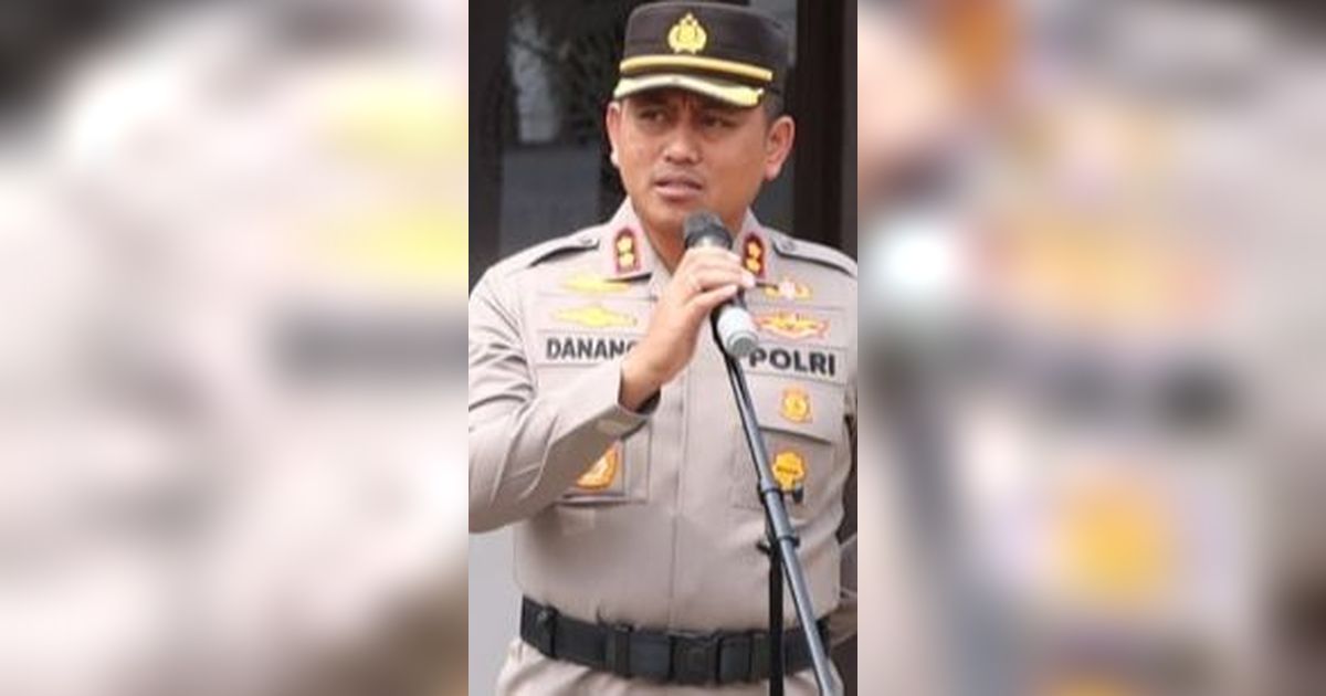 Perwira Polisi Ajak Anak Buah Makan Angkringan di Pinggir Jalan, Bilang ke Pedagang 'Ada yang Buat Kurus Enggak?'