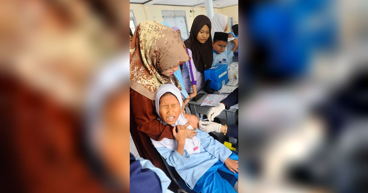 FOTO: Cegah Kanker Serviks, Puluhan Siswi SD di Depok Disuntik Vaksin HPV