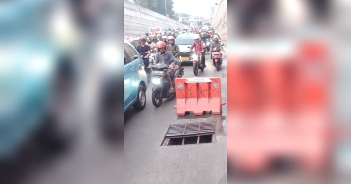 Jalan Mampang Prapatan Macet Parah, Diduga Akibat Penutup Gorong-Gorong Hilang Dicuri
