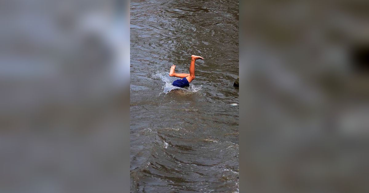 FOTO: Penampakan Debit Air di Kali Ciliwung Menyusut Saat Musim Kemarau