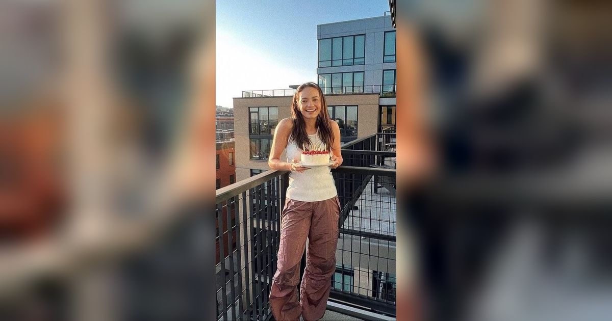 Momen Enzy Storia Rayakan Ultah ke 31 Secara Sederhana di Amerika. Pose Cantik di Balkon Rumah