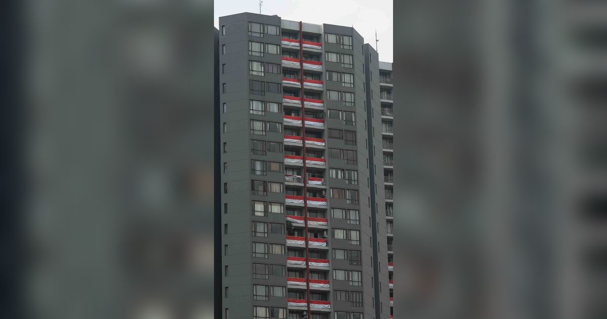 FOTO: Jelang HUT Kemerdekaan RI, Puluhan Bendera Merah Putih Hiasi Apartemen di Jakarta