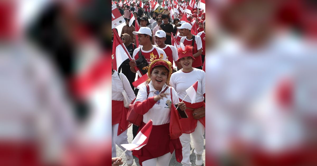 FOTO: Warga Merah Putihkan Jalan Protokol Jakarta dalam Parade 10 Juta Bendera Jelang HUT ke-78 Kemerdekaan RI