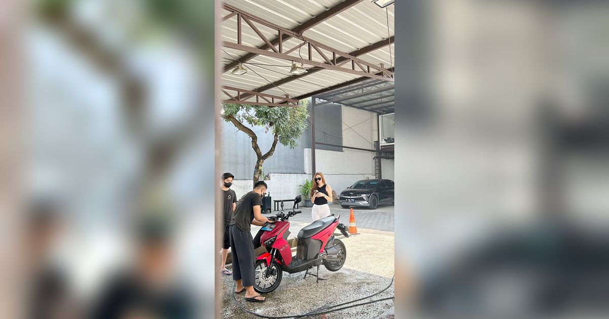 Aura Kasih Kepergok Lagi Cuci Motor, Penampilannya Bikin Salfok